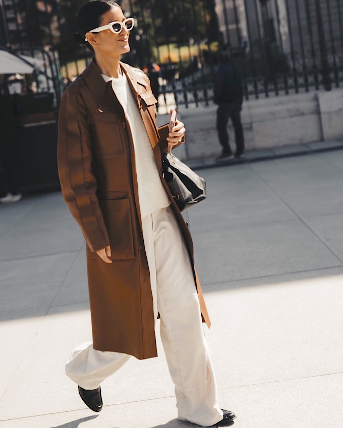 Oui au look blanc réchauffé de cuir marron !