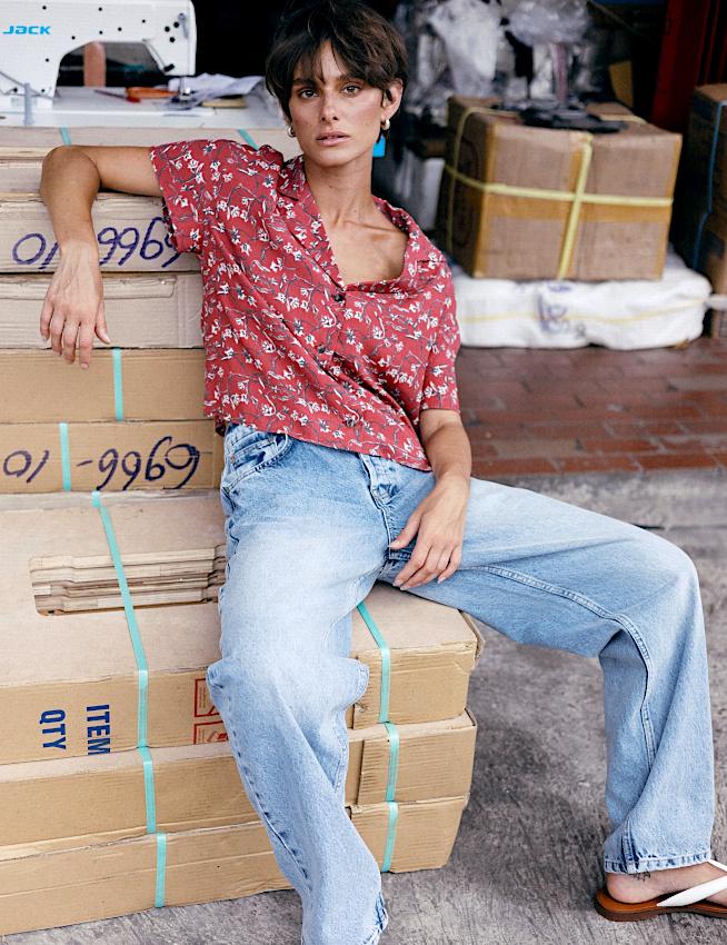 Chemisette fleurie + jean large = le bon mix