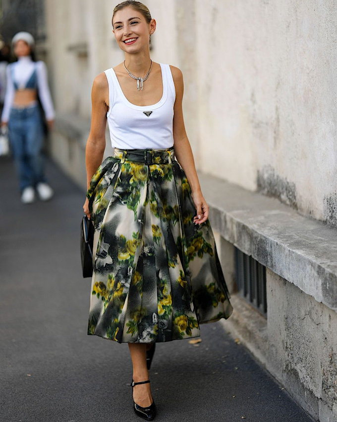 Difficile de faire plus féminin et intemporel que le duo débardeur/ample jupe midi...