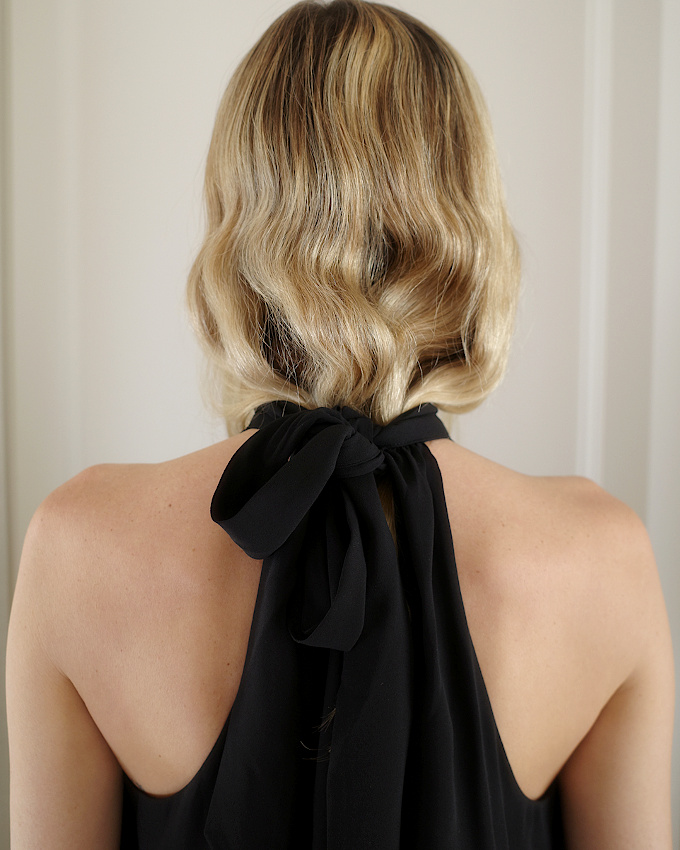 Oui aux cheveux volontairement emprisonnés dans le col !