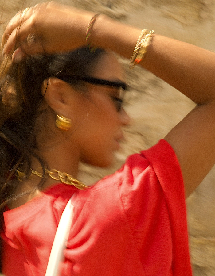 Collier doré oversize porté avec tee-shirt corail