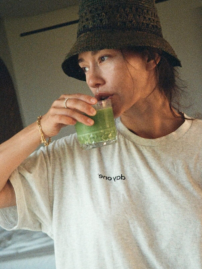 Matcha au réveil + chapeau cloche en raphia tressé = le bon mix