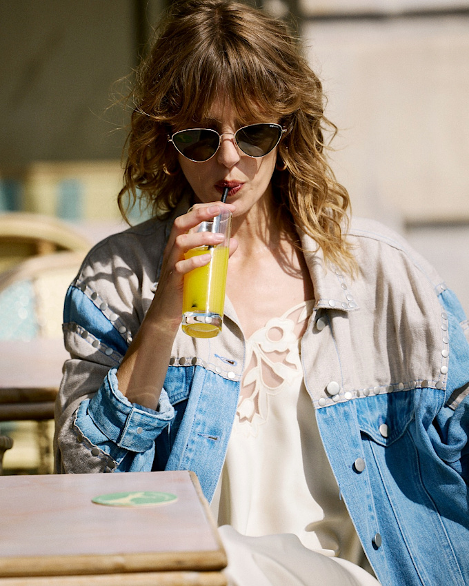 Robe en dentelle + veste en jean oversize = le bon mix