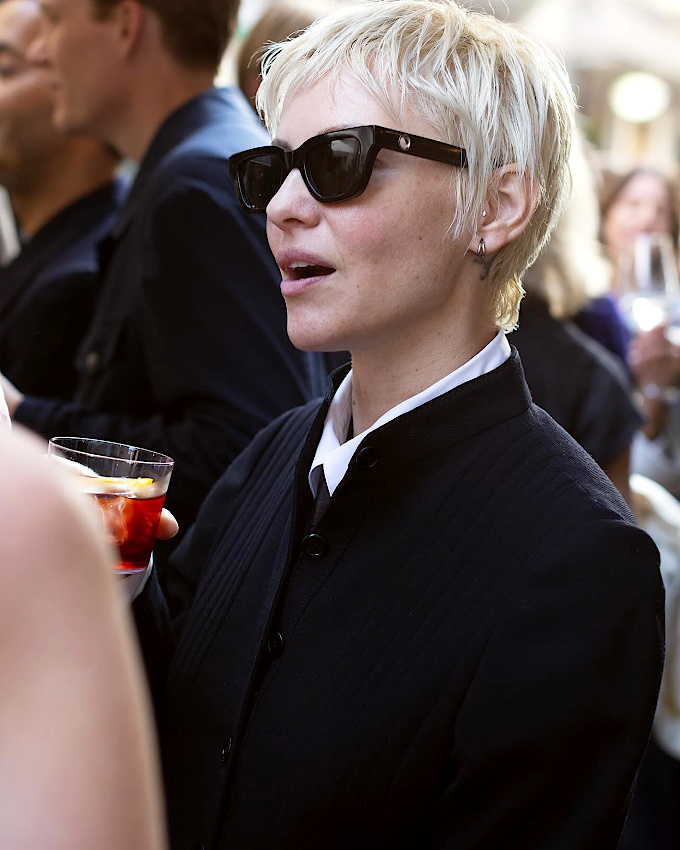 Coupe courte blonde + lunettes noires = le bon mix