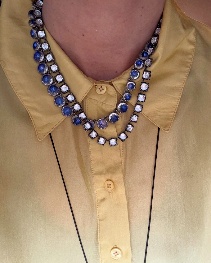 Bleu scintillant + chemise toute sage = le bon mix