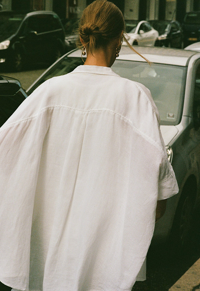 Chignon bas + chemise oversize = le bon mix
