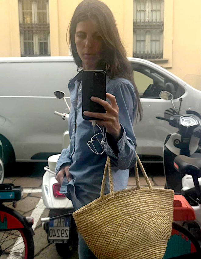 Une chemise un peu trop grande, un panier en raphia... what else ?