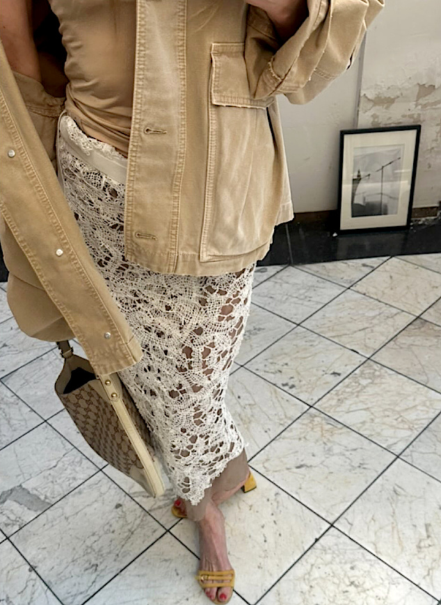 Veste utilitaire + jupe en dentelle = le bon mix