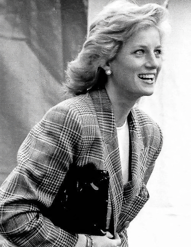 Blazer en tweed un peu grand + tee-shirt blanc + pochette noire + grand sourire = le bon mix