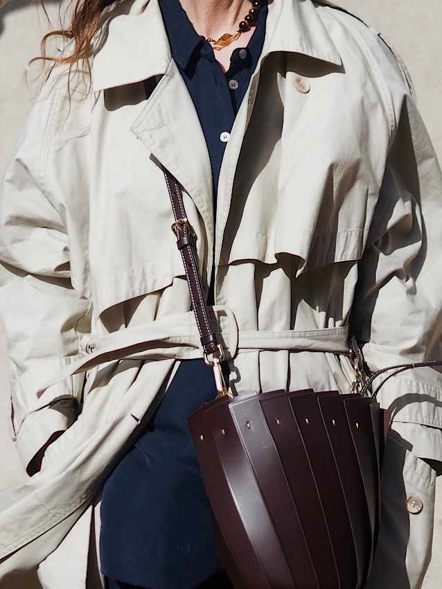 Trench gris perle + sac en cuir subtilement conceptuel = le bon mix