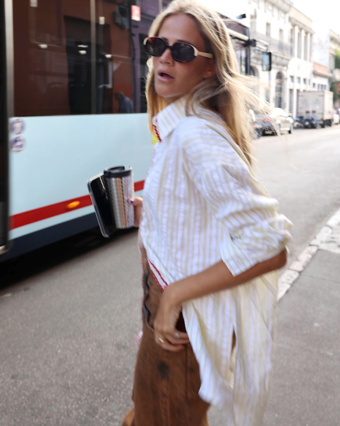 Chemise rayée gaufrée + jean marron = le bon mix