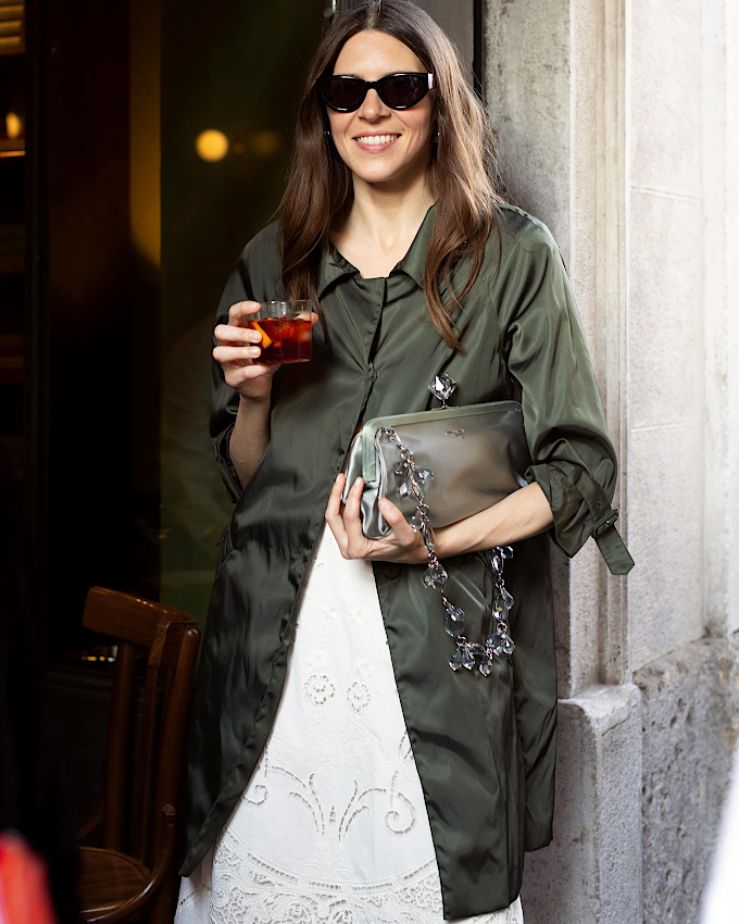 Kaki utilitaire + blanc romantique = le bon mix