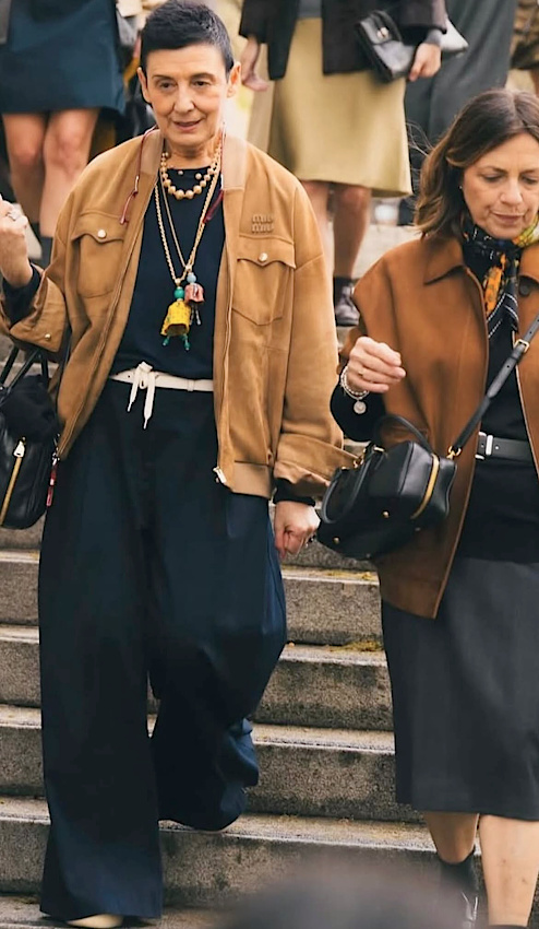 Mêlant épure et accessoirisation bien pensée, ce look a tout bon !