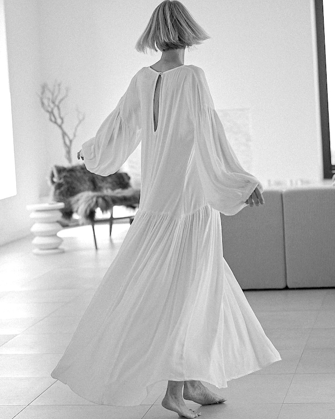 Mêlant robe vaporeuse et coupe nette, ce look a tout bon !