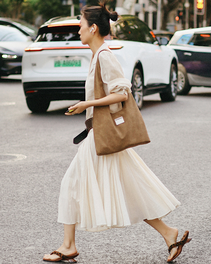 Mêlant féminité, simplicité et douceur un brin rugueuse, ce look a tout bon !