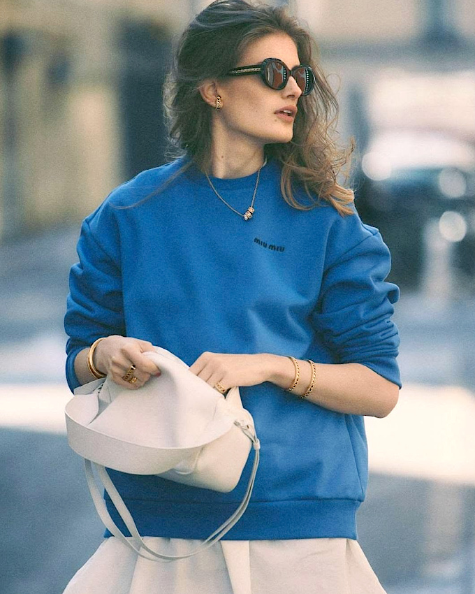Sweat + look féminin = le bon mix