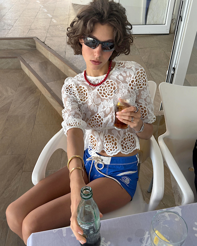 Haut en guipure + short sportswear = le bon mix