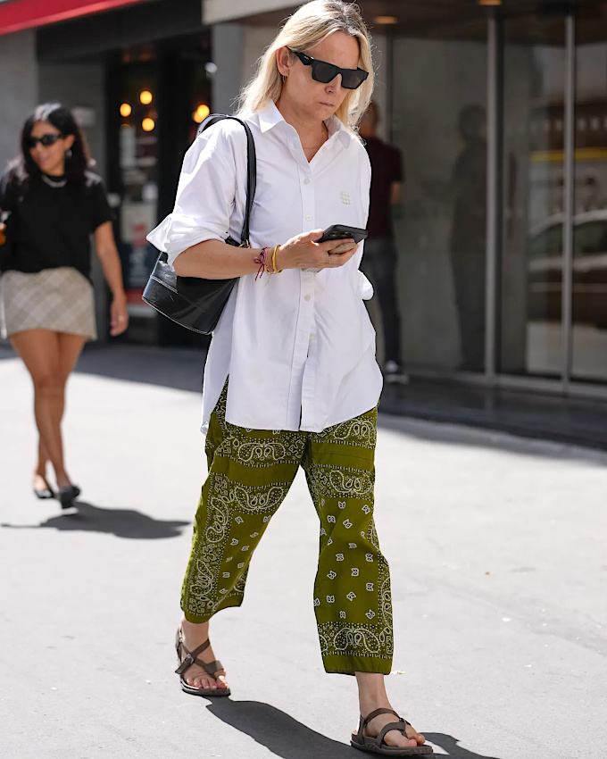 Il n'y a pas que le pantalon cargo kaki dans la vie... il y a aussi le pantalon kaki imprimé bandana !
