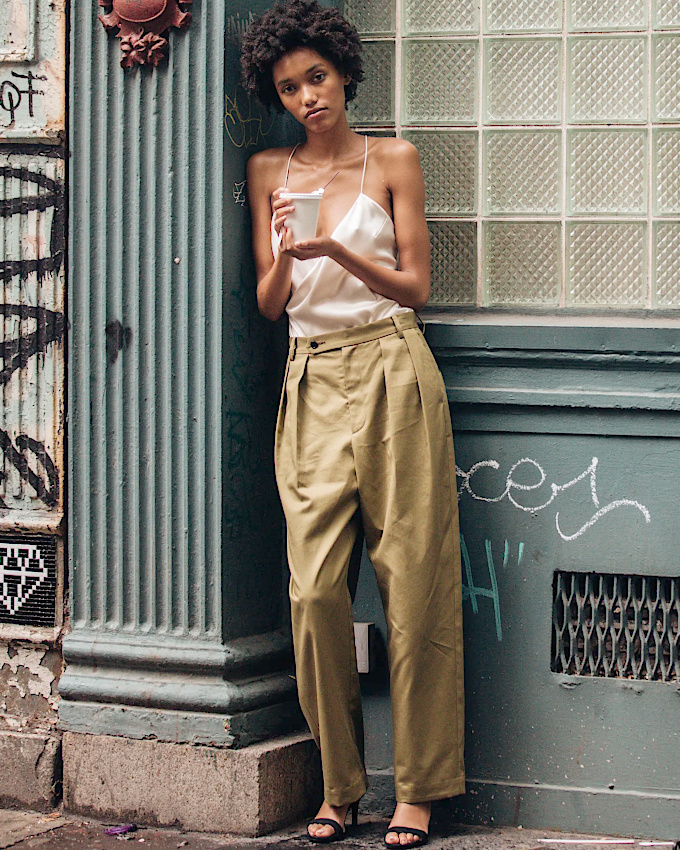 Mêlant fragilité sensuelle du caraco et dimension unisexe du pantalon, ce look a tout bon !