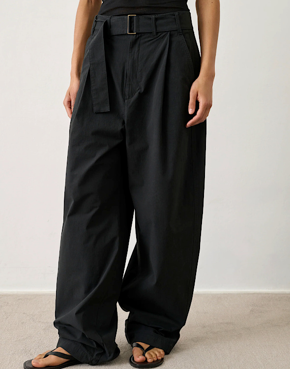 Pantalon fluide porté avec une veste ouverte pour allonger la silhouette