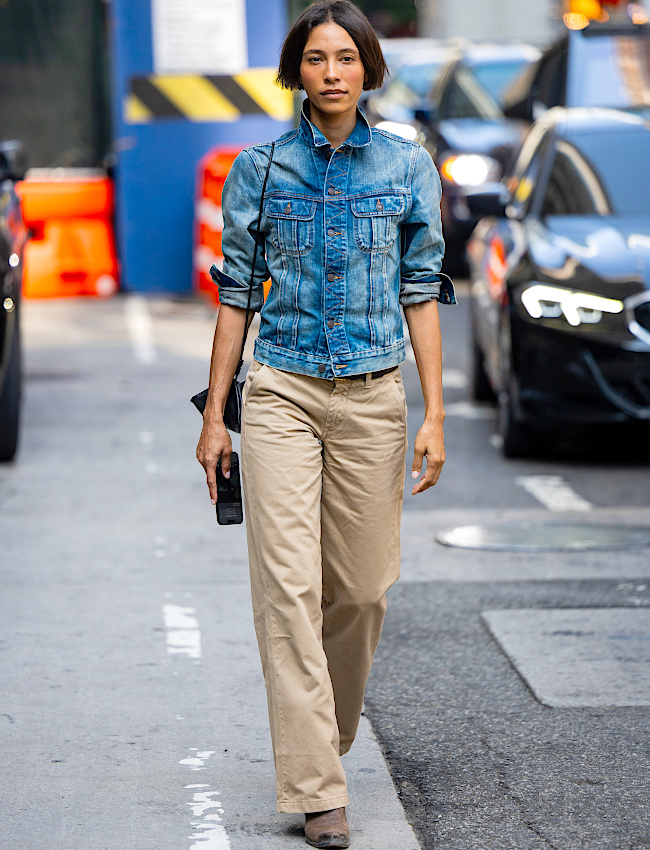 Carré court + veste en jean boutonnée haut = le bon mix