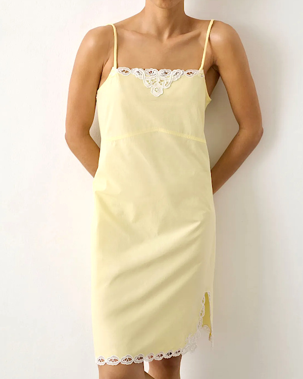 Robe nuisette jaune pâle avec fines bretelles et détails de dentelle blanche