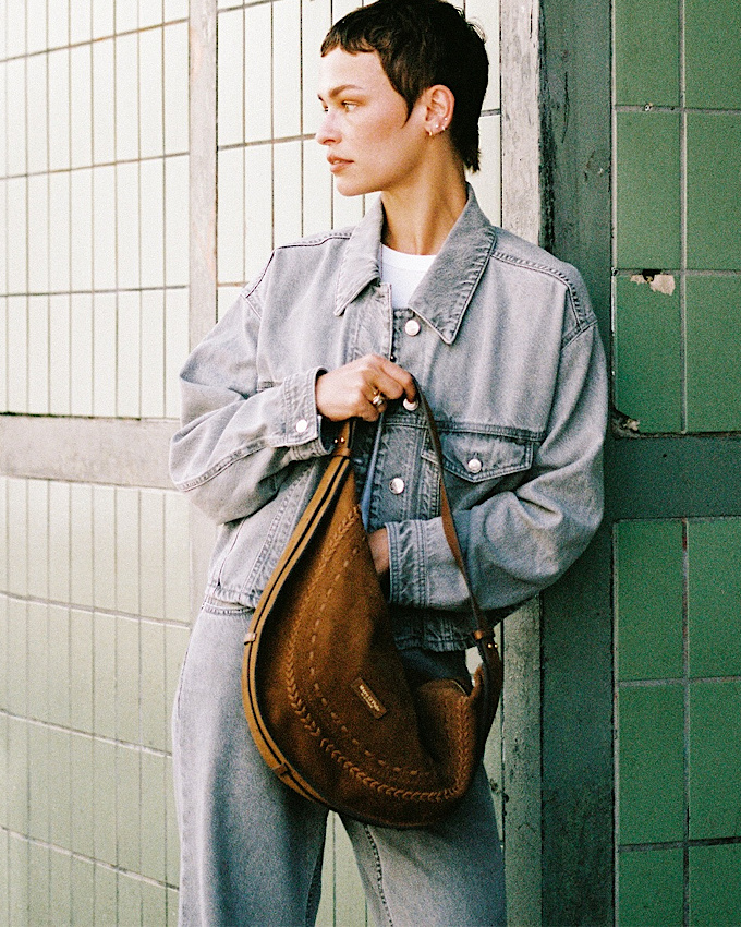 Total look jean + sac en cuir suède = le bon mix