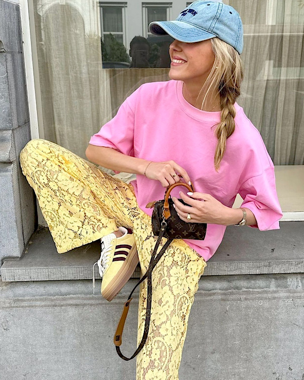 Femme portant des baskets Adidas Gazelle avec une tenue casual chic au printemps