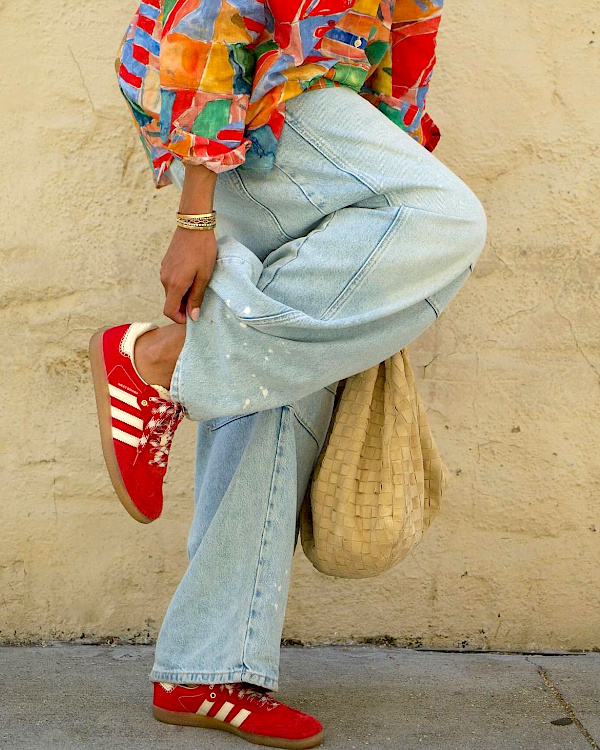 Détail d'une tenue printanière avec baskets Adidas Gazelle