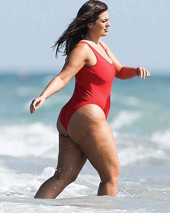 Un maillot de bain rouge, l'océan... what else ?