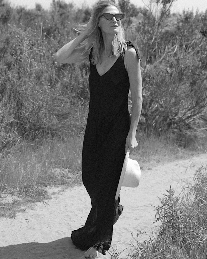Longue robe noire + plage + lunettes cat-eye = le bon mix