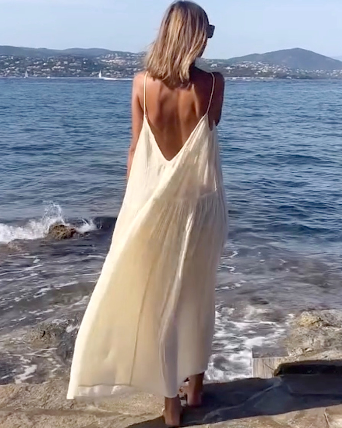 Mêlant ampleur et dos nu, cette robe a tout bon !