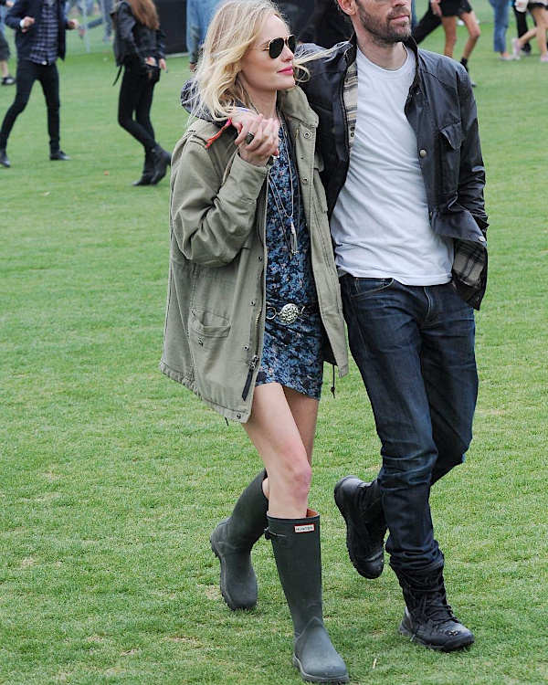Look de festival électro confortable avec vêtements légers et chaussures adaptées