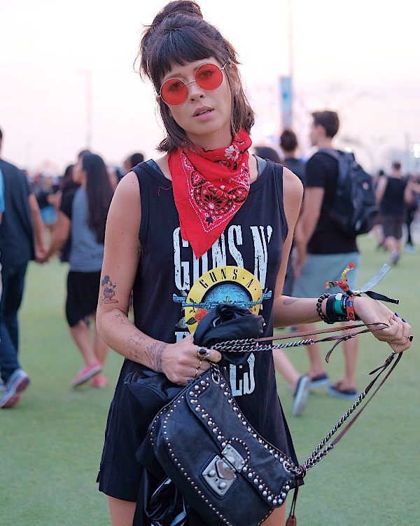 Accessoires pratiques pour festival électro avec sac compact et tenue décontractée