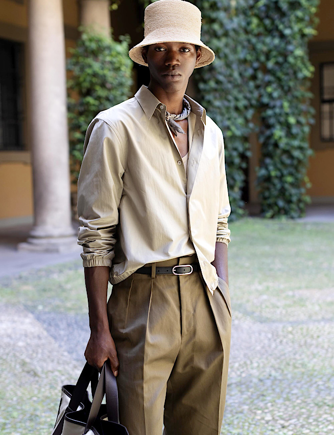 Du chapeau au foulard noué autour du cou, en passant par les teintes en présence, on a envie de tout lui piquer !