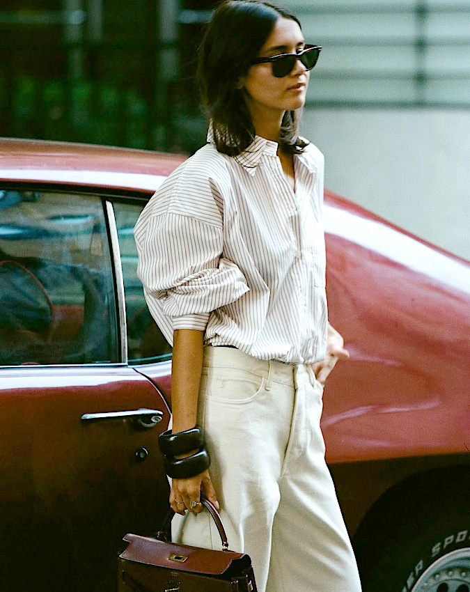 Rien de tel que de larges bracelets marrons pour twister un look boyish !