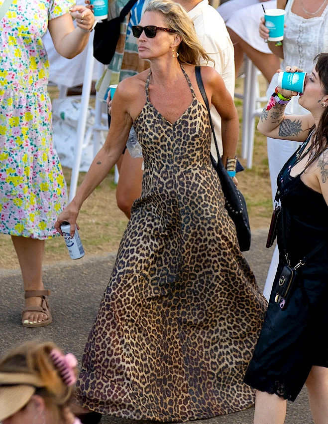 Seule Kate Moss peut insuffler autant de désinvolture au all-over léopard !
