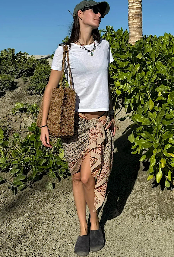Paréo + tee-shirt blanc + casquette = le bon mix