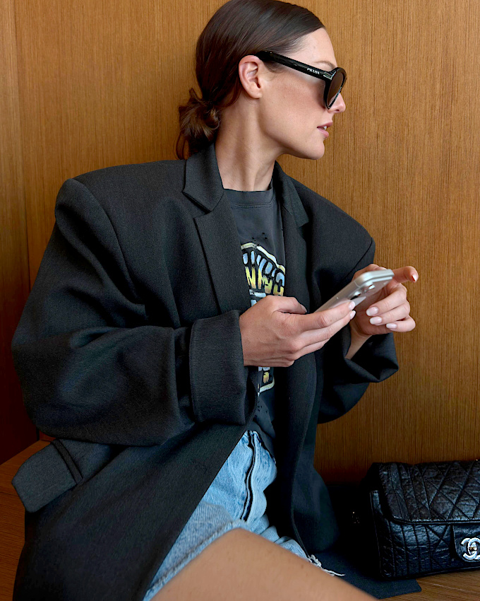 Tee-shirt rock + blazer noir = le bon mix