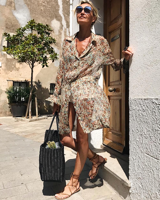 Couvrante et semi-transparente, cette robe à tout bon !