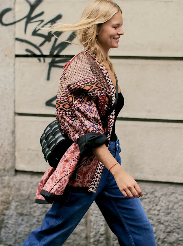 Rien de tel qu'une veste folk pour réhausser un look casual !