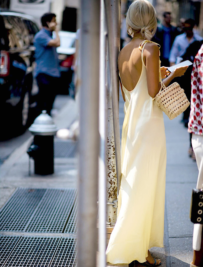 Longue robe jaune dos nu + panier en raphia tressé = le bon mix