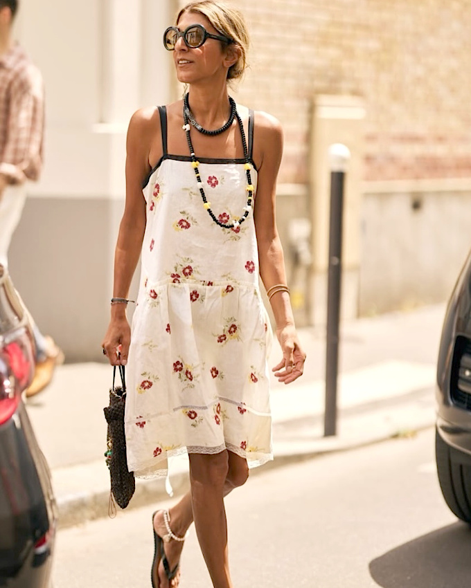 Par petites touches, le noir "chicise" les tenues estivales comme personne !