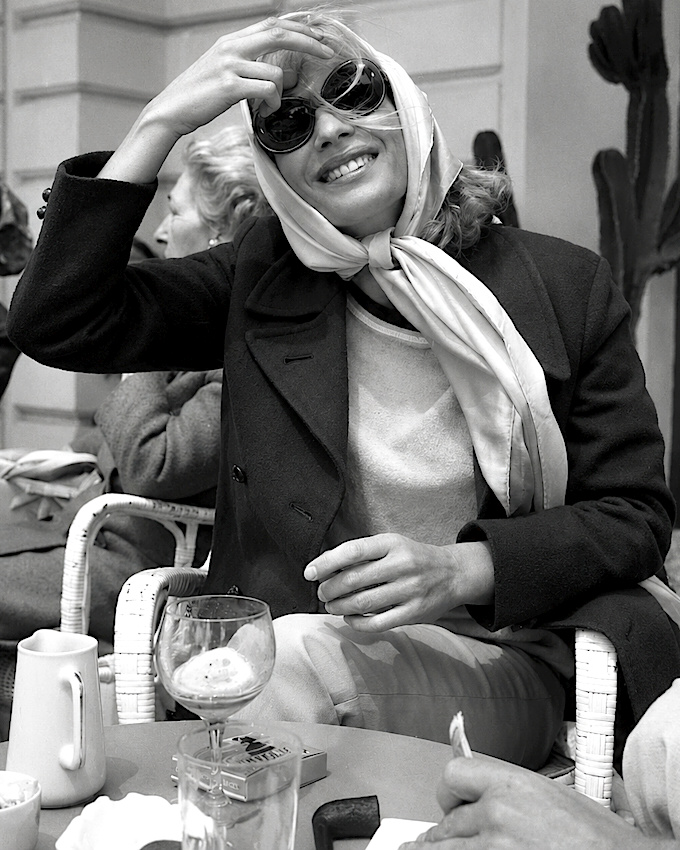 Foulard + maxi sourire + lunettes de soleil XL = le bon mix