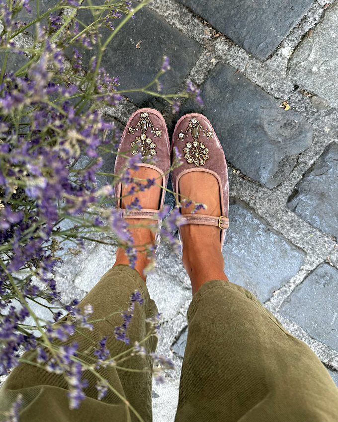 Mary Jane brodées + pantalon kaki un peu roots = le bon mix