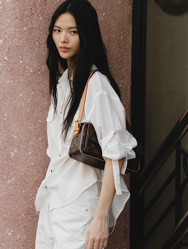 Porté avec décontraction sur un look plus nonchalant que sexy-chic, le monogramme gagne en fraîcheur