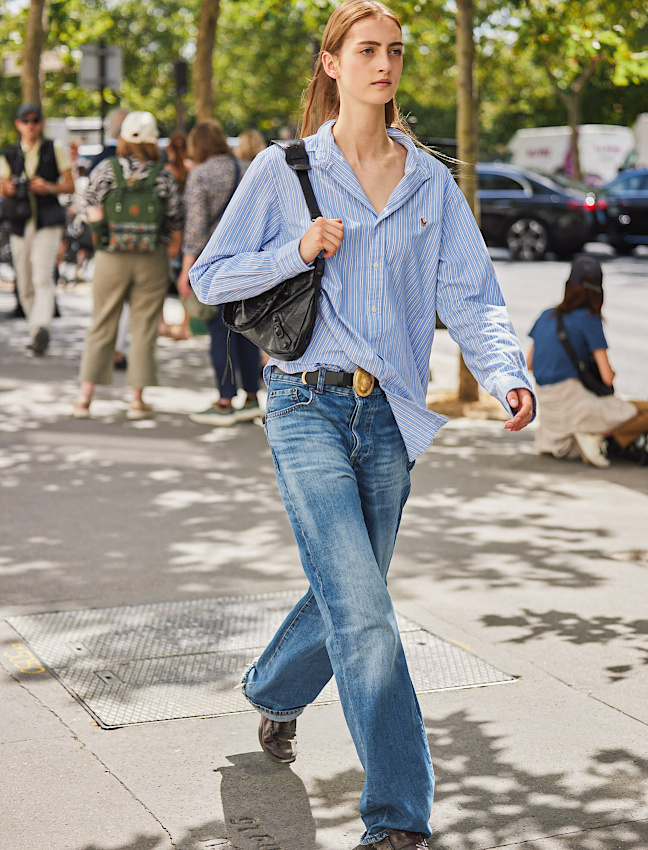 Chemise rayée + jean large = le bon mix