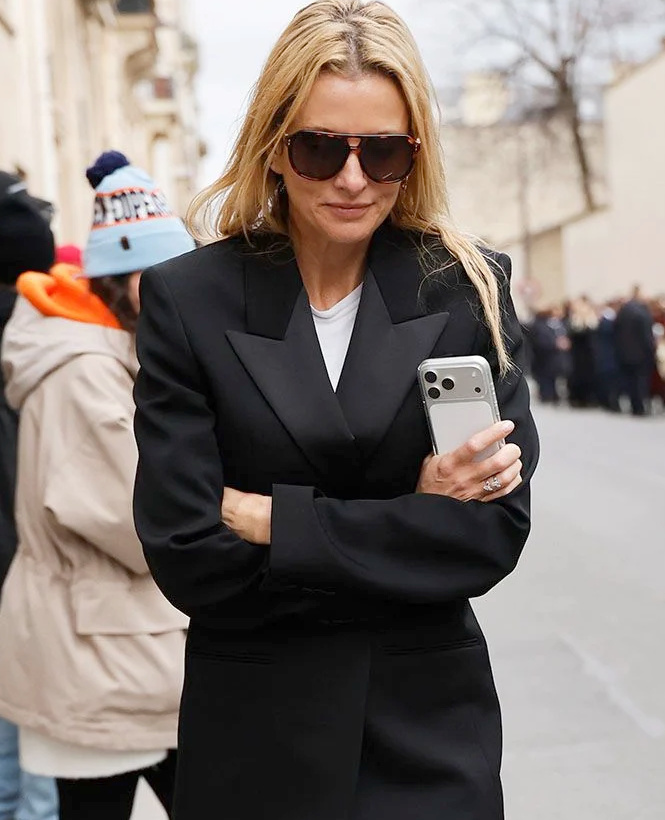 Veste de smoking + tee-shirt blanc = le bon mix