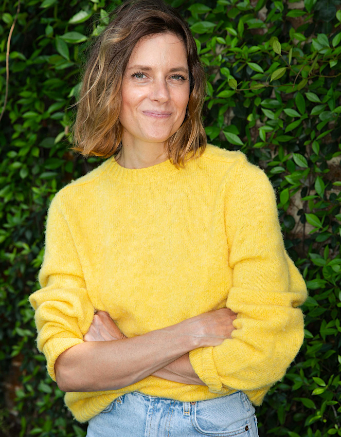 Pull jaune + teint doré + yeux verts = le bon mix