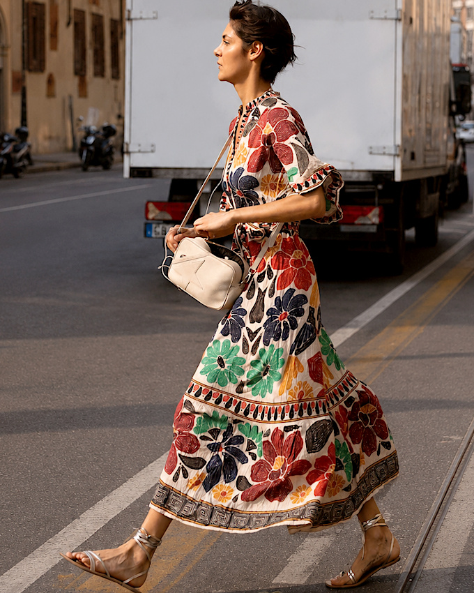 Robe longue imprimée + très fines sandales = le bon mix